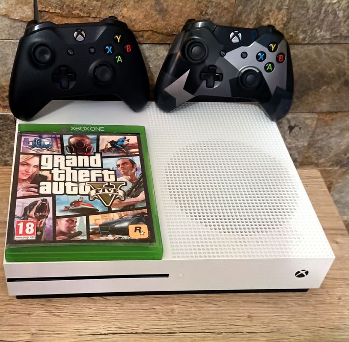 Xbox One S 1 TB + 2 Manete + 1 Joc pe CD