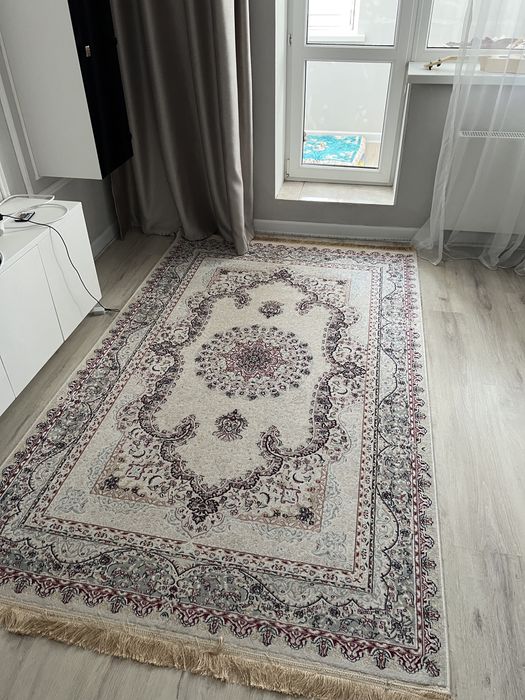 Продам ковер белый