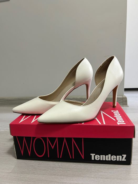 Продавам официална рокля и токчета