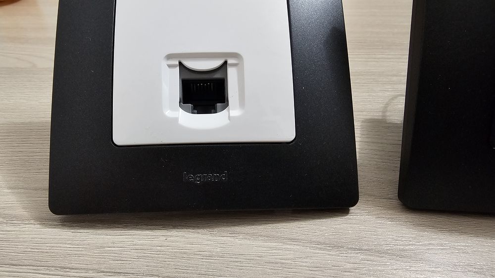 Выключатель и компьютерна розетка (RJ45) Legrand Etika 
https://legra