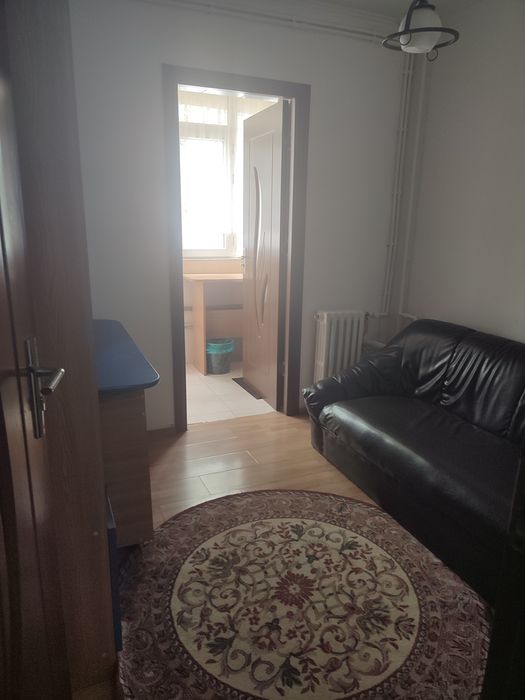 Propietar,închiriez apartament cu o cameră,decomandat in Nicolina 1