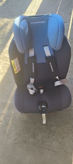 Se vinde scăunel auto isofix .