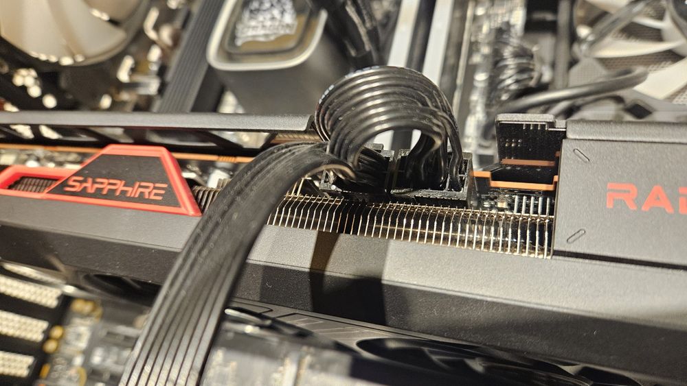 Vând placa video AMD Radeon RX 7900 GRE