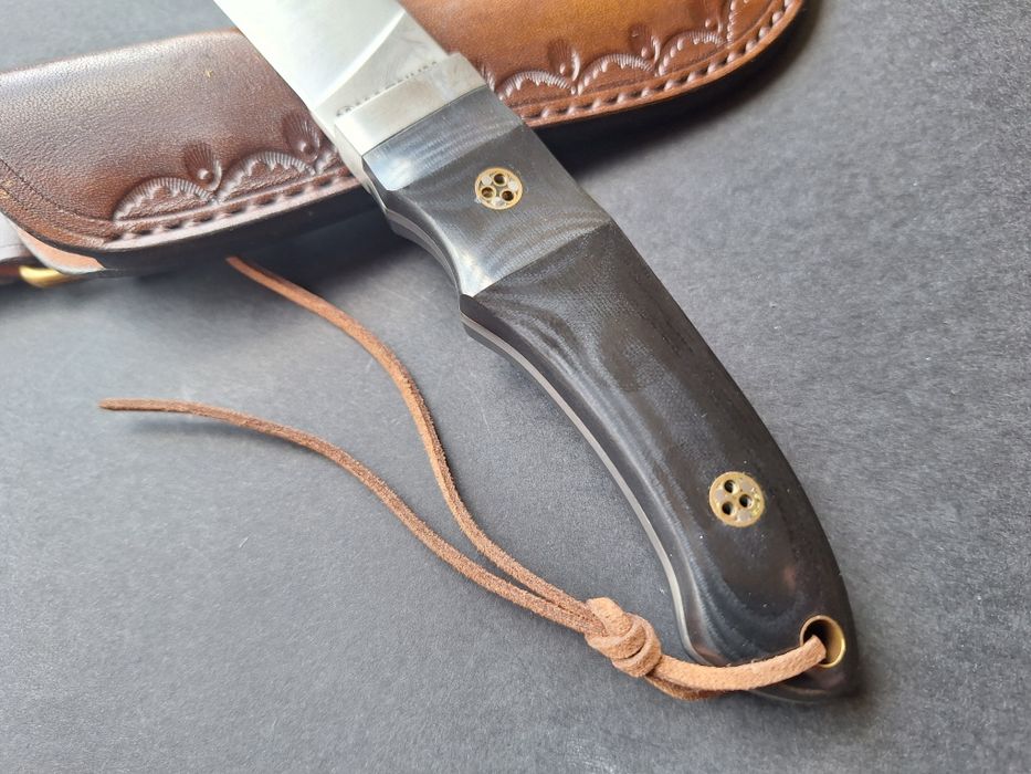 Ловен нож Boker-Magnum с кожена кания.