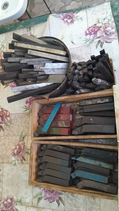 Vând cuțite pentru strung