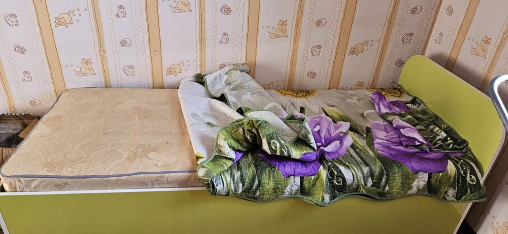 Односпальная кровать с матрасом