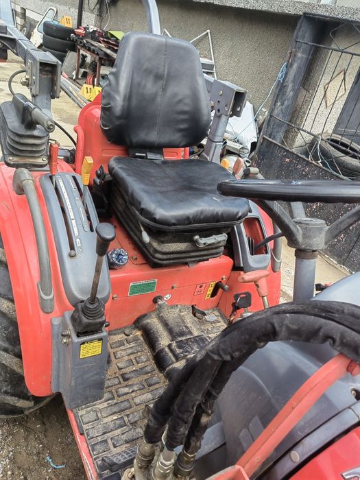 Трактор с челен товарач