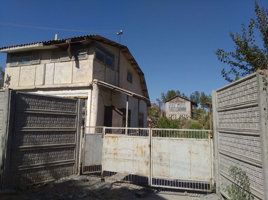 Boʻstonliq tumanida dacha sotiladi narxi 35000$