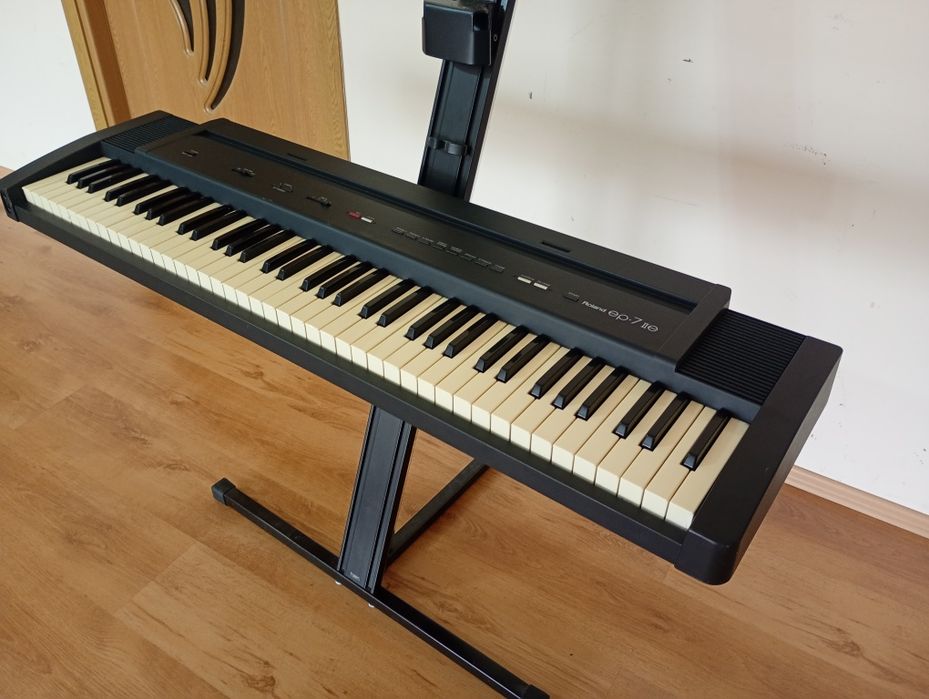 Roland EP-7 pian orga sintetizator