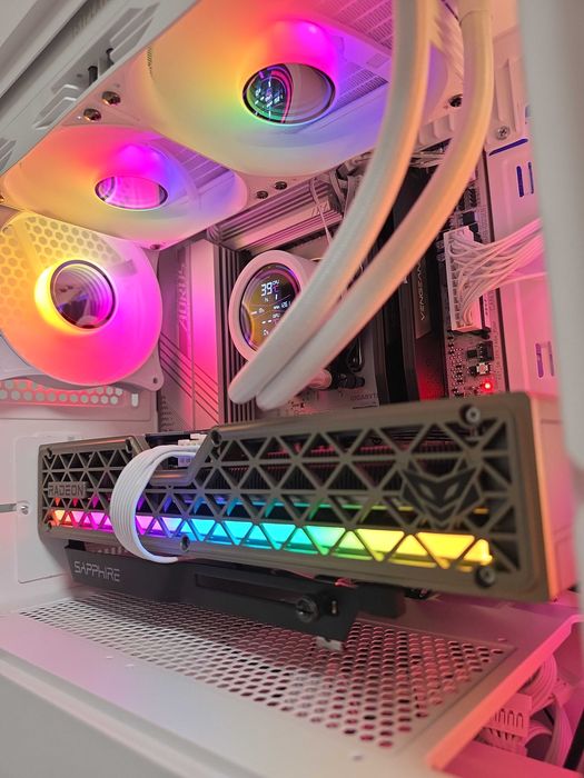 PC Gaming White Ryzen 7 9700X RX 9060 XT 16GB