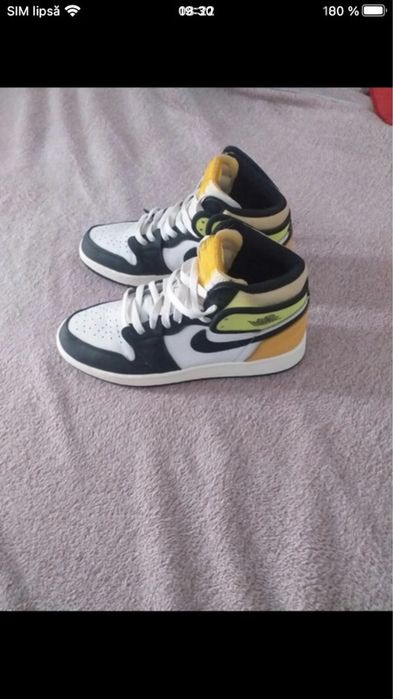 Air Jordan 1 retro high og  volt gold ,marimea 39