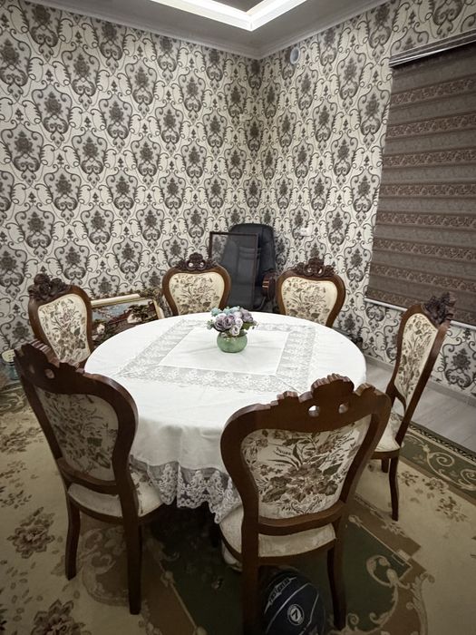 Круглый стол со стульями