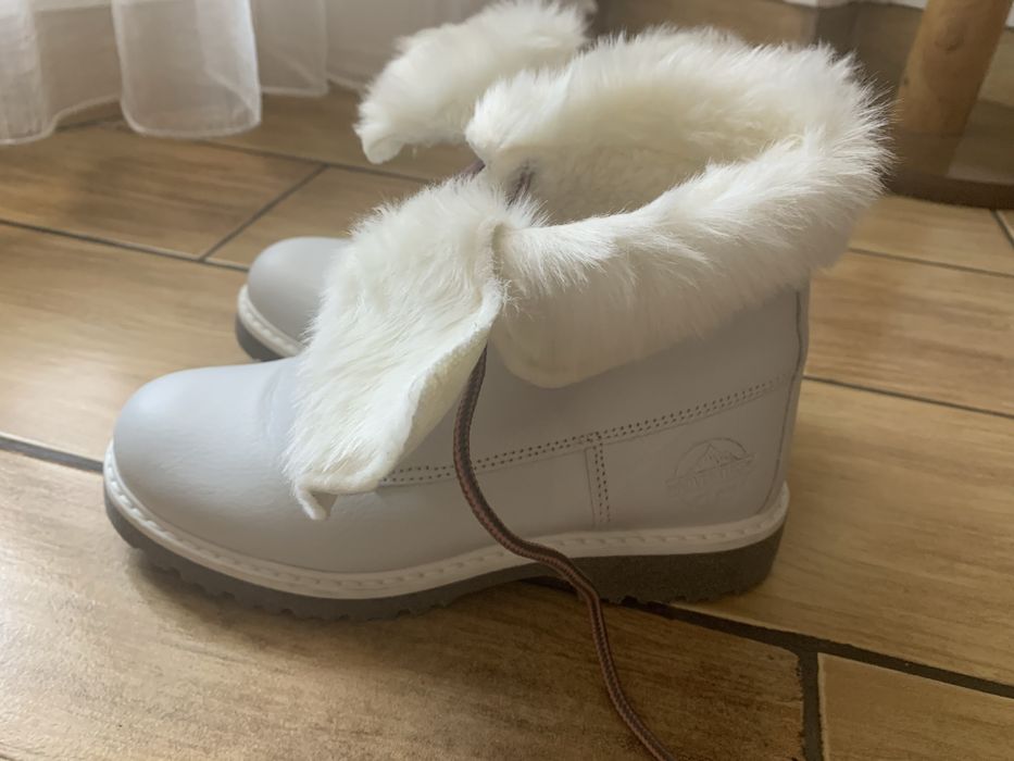 Ghete albe noi , din piele naturala  , imblanite , marine 35
