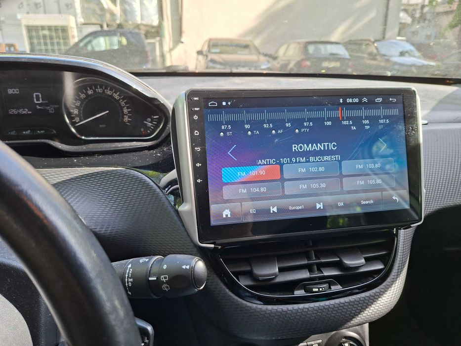 Autoturism Peugeot 2008 din 2014 plus 2 anvelope de vara.
