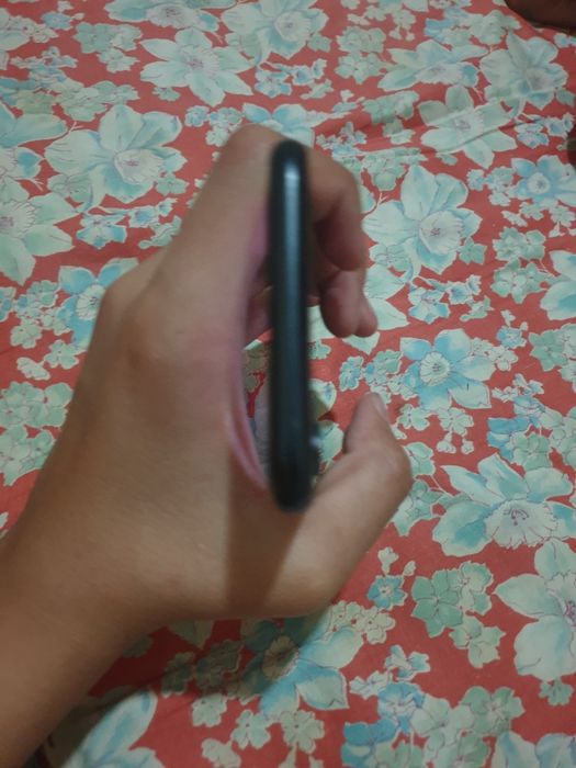 Iphone xr sotiladi srochni oladiganlar bólsa telfon qilinlar aybi yòq