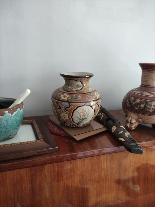 Сувенирен артикул и лампа.