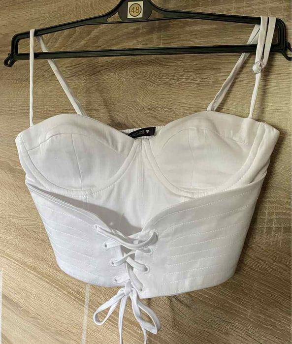 Бял топ Zara с ефектен гръб