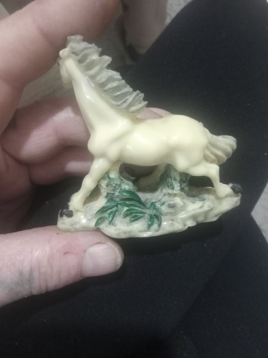 Продам, статуэтку, лошадки.