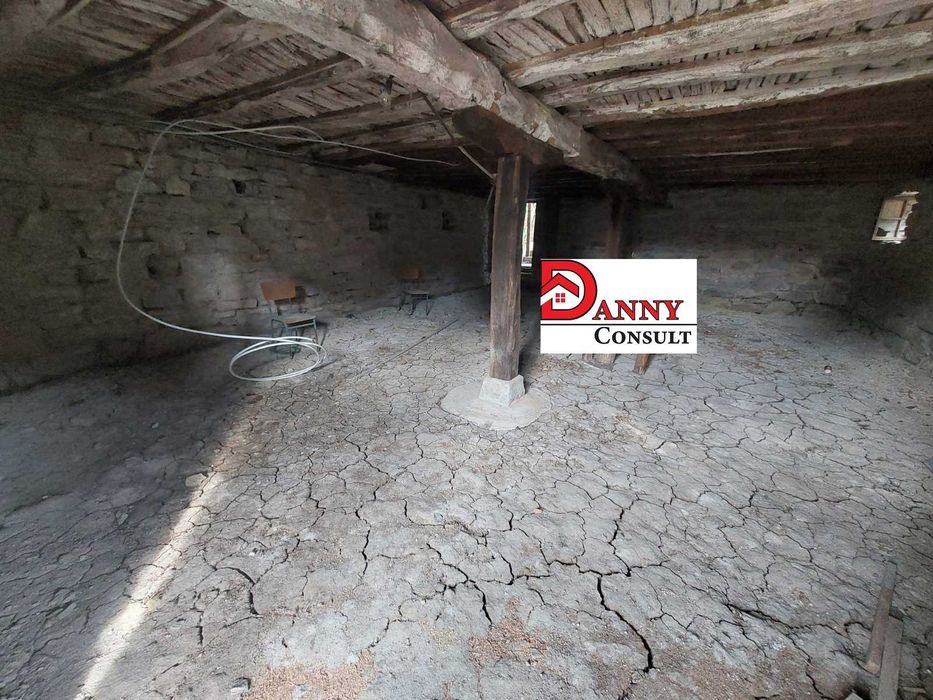 Частично реновирана къща с двор в с. Миндя