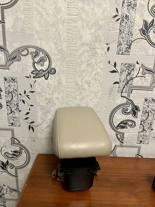 Подлокотник высокий altezza ,lexus is 200 ,300