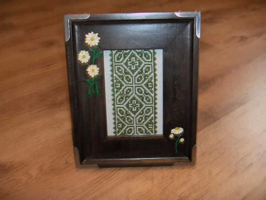 Decoratiuni tablou cu pictura manuala si broderi istorice