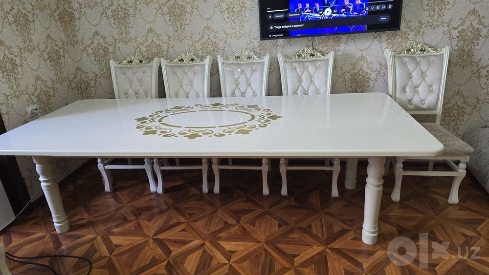 Стол и 12 стульев
