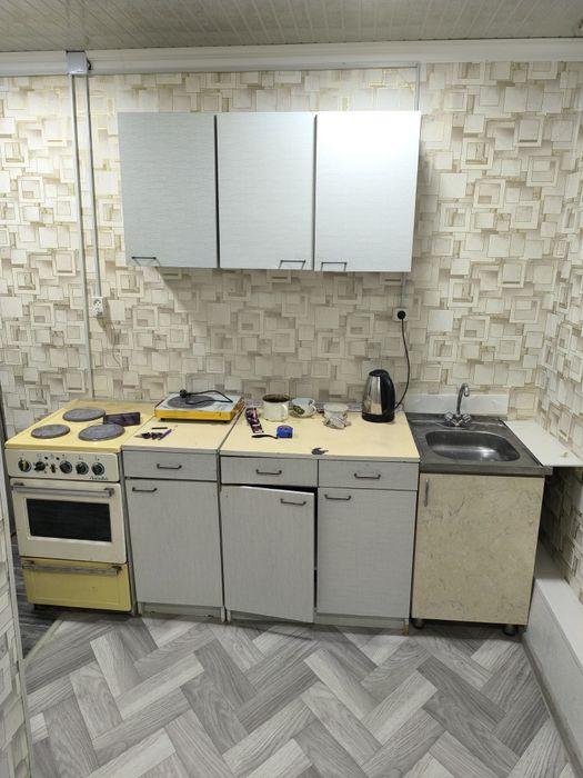 Спутник. Квартира в деревянном доме. 1 ком с ремонтом. 2/2. Акфа рамы