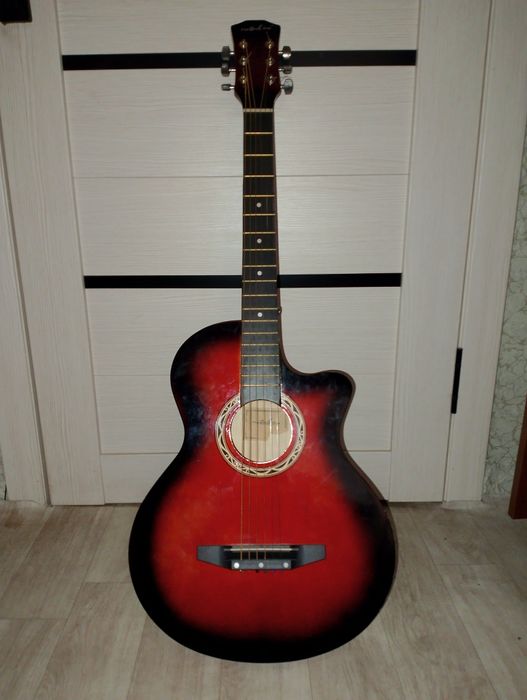 Акустическая 6-ти струнная гитара