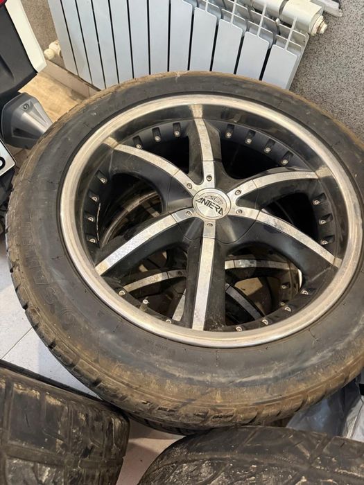 Продам резину с дисками R22