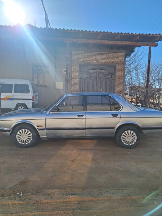 BMW сотилади мошина юриб турибди