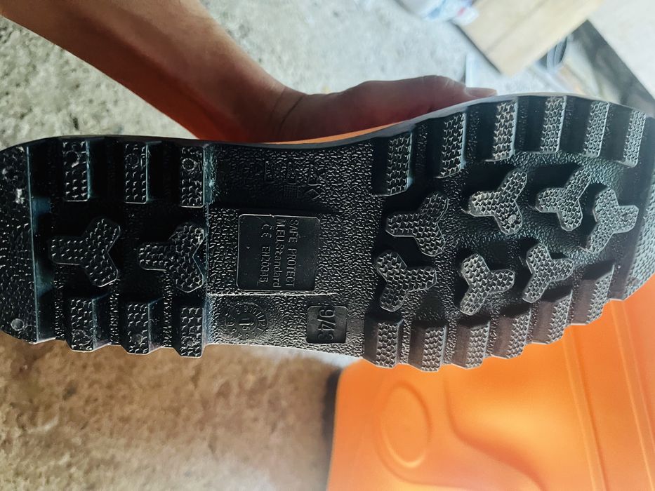 Продам новые резиновые спец сапоги