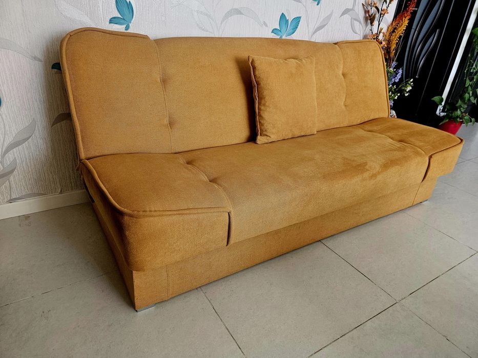 Canapea aproape noua