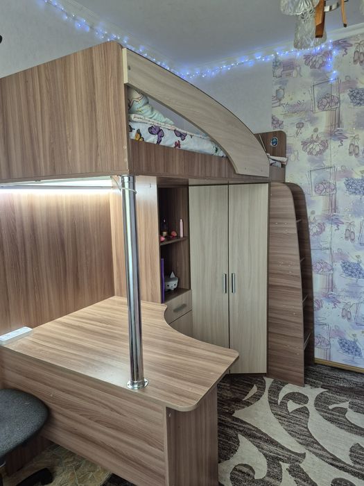 Кровать чердак со столом и шкафом