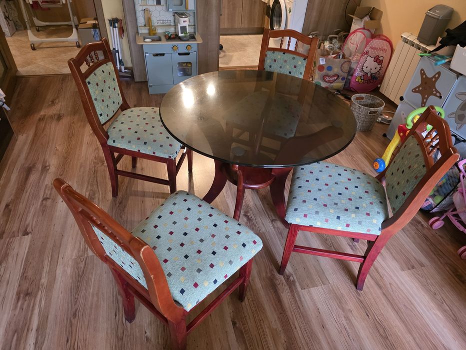 Дървена маса за хранене със стъклен плот и 4 стола