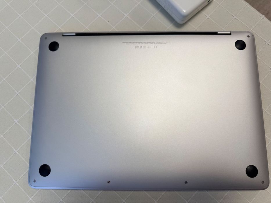 MacBook Pro 13” 2017 + зарядно, работещ, с дефект на дисплея