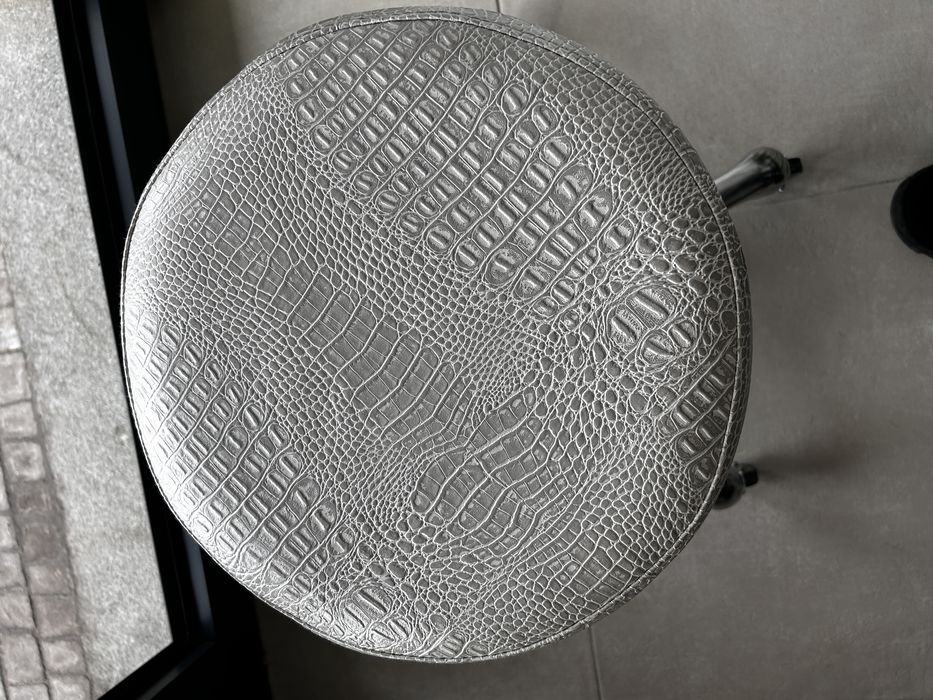 Фризьорска табуретка