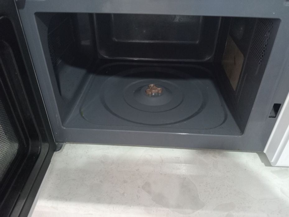 Микроволновые печь Midea MM720CPO-S
