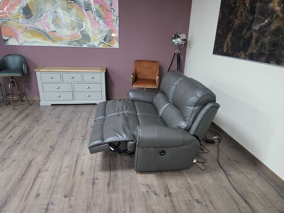 Сив кожен диван двойка с електрически релаксиращ механизъм