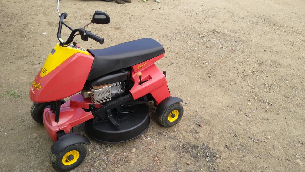Mașină de tuns iarba