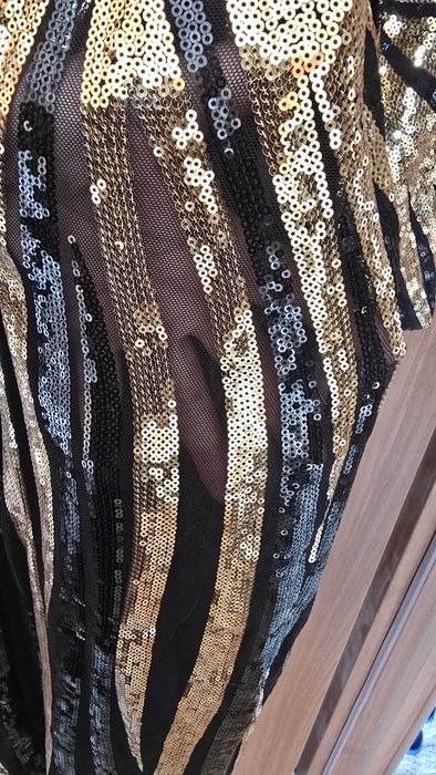 Дамска рокля с паети в черно и злато размер М-Л