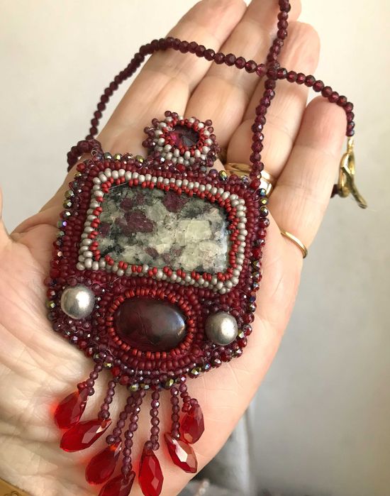 Colier handmade cu granate si caboson crazy lace agat