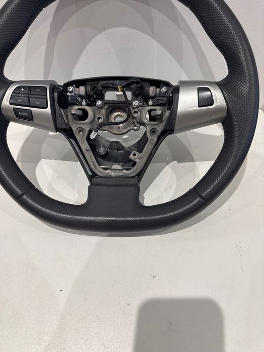 Toyota Auris кожен волан Тойота Аурис
