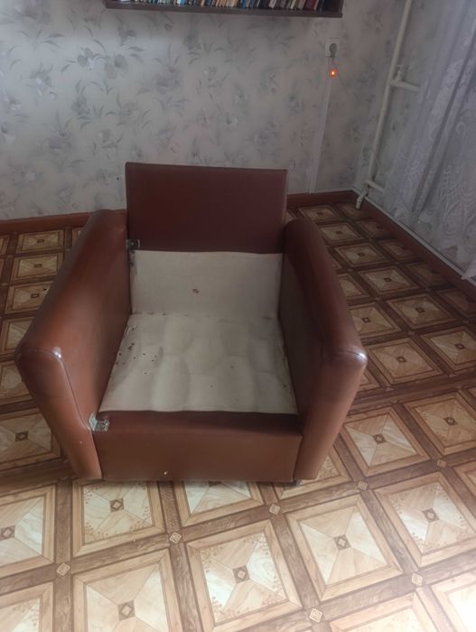 отдам даром 3 полки без книг, 2 кресла и этажерку