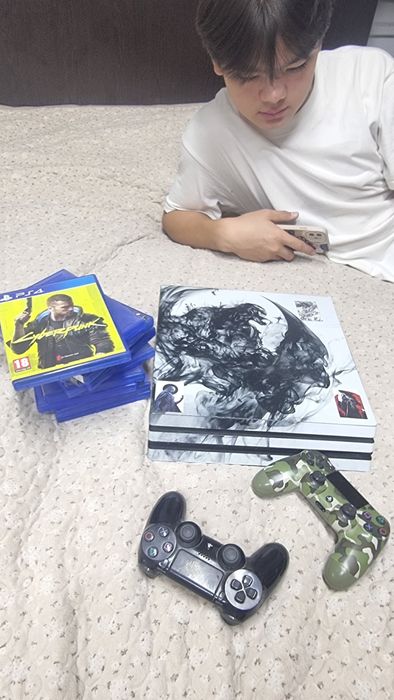 Продаю play station 4 pro