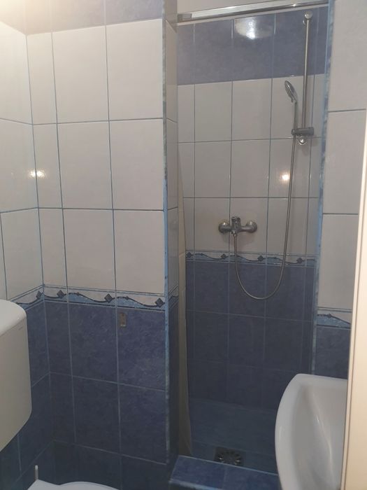De ìnchiriat garsonieră cu intrţinere inclus  la casă