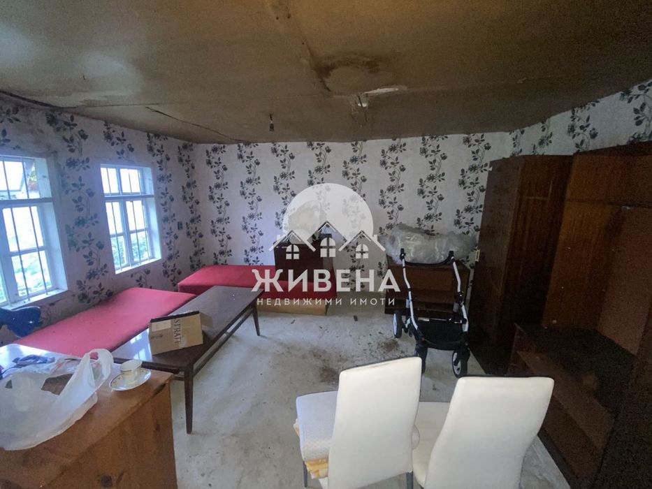 Продава къща с голям двор 2500 кв.м, с.Царевци