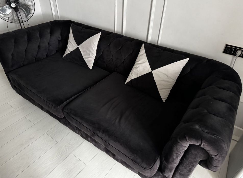 Стол стулья диван