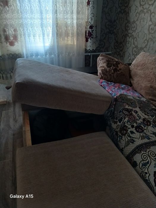 Угловой диван с подушками