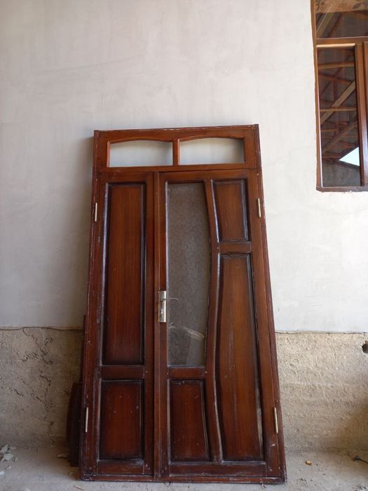 Deraza va eshik sotiladi