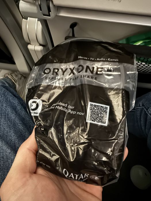 Vand casti Head-on Qatar Airways